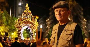 Ντάνιελ Κρεγκ και Ρέιτσελ Βάις στη Γλυφάδα – Παρακολούθησαν διακριτικά την περιφορά του Επιταφίου