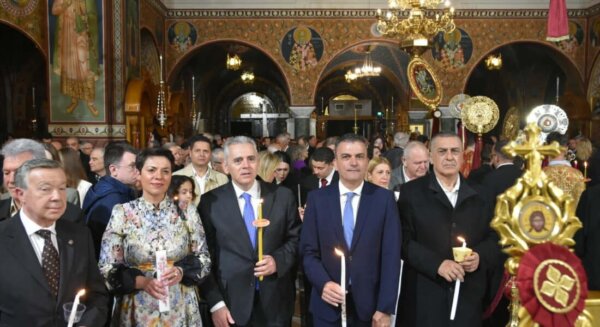 To “Χριστός Ανέστη” ακούστηκε στον Άγιο Αχίλλιο και στις εκκλησίες της Λάρισας