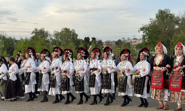 Θεσσαλονίκη: Πάνω από 300 χορευτές «πλημμύρισαν» τη Νέα Παραλία – Αναβίωσε το «Καγκελάρι»