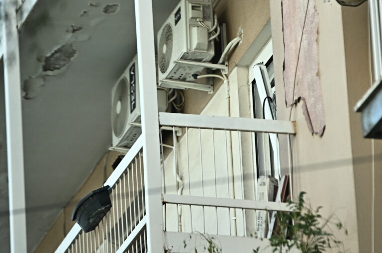 Έκρηξη στους Αμπελόκηπους: Πολυετείς καθείρξεις για τις δύο γυναίκες – Ένταση και χημικά έξω από το εφετείο