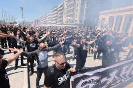 Βόλος: «Ζέσταμα» πριν τον τελικό σε καφέ και τσιπουράδικα για τους φιλάθλους του ΠΑΟΚ και του ΟΦΗ