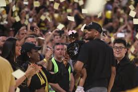 Αποθέωση στο Παλέ για τους Αντετοκούνμπο