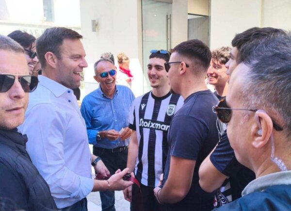 O Στέφανος Κασσελάκης εγκαινίασε τα γραφεία των Δημοκρατών στον Βόλο: “Ο κ .Τσίπρας ανήκει στο παρελθόν”