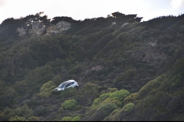 Ρόδος: Πήγε να ρίξει στον γκρεμό ΙΧ μαζί με το παιδί και την πρώην γυναίκα του (video)