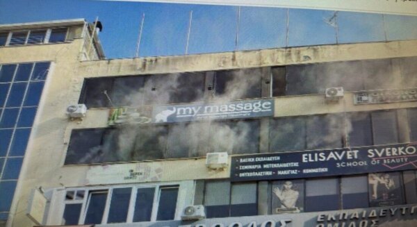 Δύσκολη η κατάσβεση της φωτιάς σε πολυκατοικία στο κέντρο της Λάρισας – Στην κυκλοφορία η οδός Κύπρου