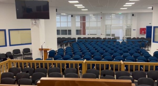 Το υπουργείο Δικαιοσύνης αντικατέστησε τον εργολάβο της αίθουσας – άρχισαν οι εργασίες αποκατάστασης