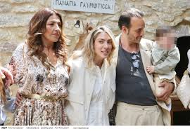 Ο Πάνος Μουζουράκης και η Μαριλού Κόζαρη βάφτισαν τον γιο τους, νονά η Έλενα Παπαρίζου