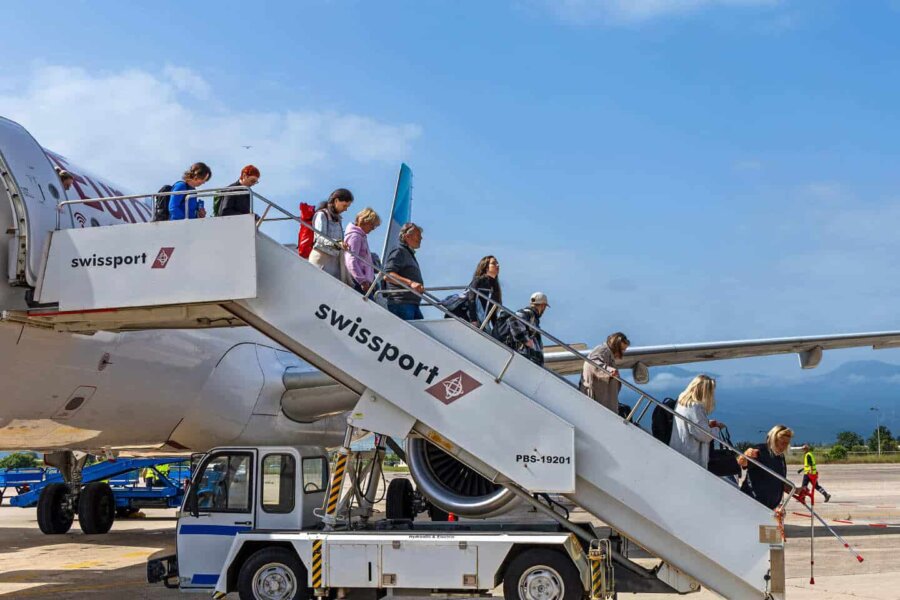 Προσγειώθηκαν στη Nέα Αγχίαλο οι πρώτοι τουρίστες – Υποδοχή από την Περιφέρεια Θεσσαλίας
