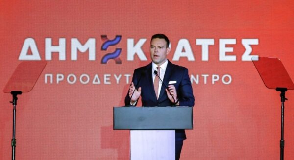 Ο Στέφανος Κασσελάκης στη Λάρισα στο πλαίσιο της πανελλαδικής εκστρατείας “Ακούμε την Ελλάδα”