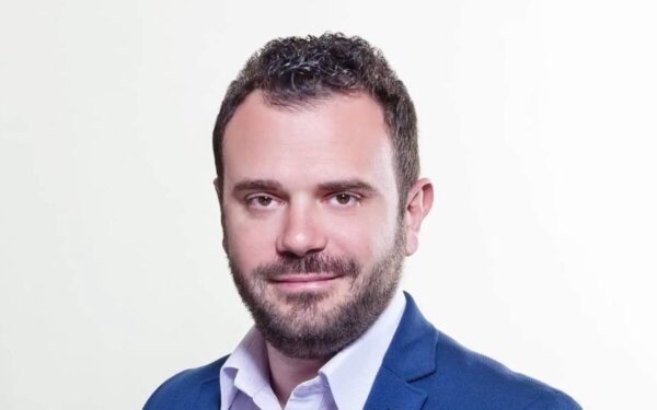 Αδαμόπουλος για Κουτσόχερο: «Οι άνθρωποι έχουν δικαστήρια πάνω από το κεφάλι τους και ακόμα περιμένουν τις κατεδαφίσεις»