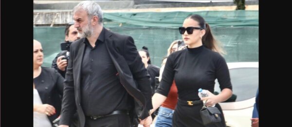 Σε κλίμα συγκίνησης το τελευταίο αντίο στη Γωγώ Μαστροκώστα: Χέρι χέρι ο Τραϊανός Δέλλας με την κόρη του (φωτ.)