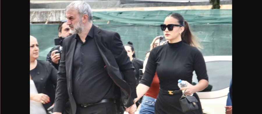 Σε κλίμα συγκίνησης το τελευταίο αντίο στη Γωγώ Μαστροκώστα: Χέρι χέρι ο Τραϊανός Δέλλας με την κόρη του (φωτ.)