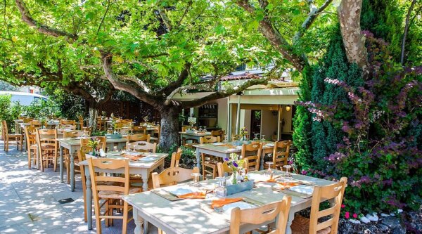Σε οικονομική ασφυξία η εστίαση στη Θεσσαλία – Καλύτερη η εικόνα για τα καταλύματα σύμφωνα με την ΕΛΣΤΑΤ