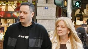 Ο Αλέξανδρος Τσουβέλας και η σύντροφός του κινούνται νομικά μετά τα αρνητικά σχόλια στις φωτογραφίες τους