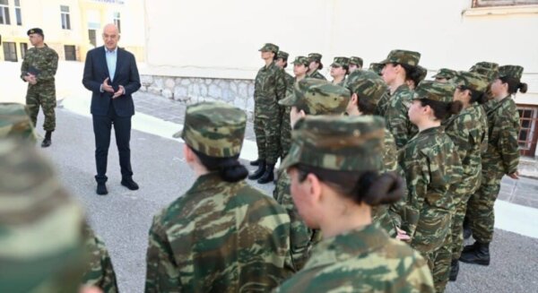 Οι πρώτες αναβολές θορύβησαν τον υπουργό Άμυνας και έσπευσε στη Λαμία