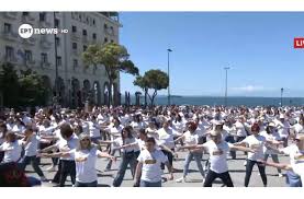 Πάνω από 800 χορευτές στη Θεσσαλονίκη κατέρριψαν το Ρεκόρ Γκίνες με τη μεγαλύτερη ταυτόχρονη χορογραφία ζεϊμπέκικου