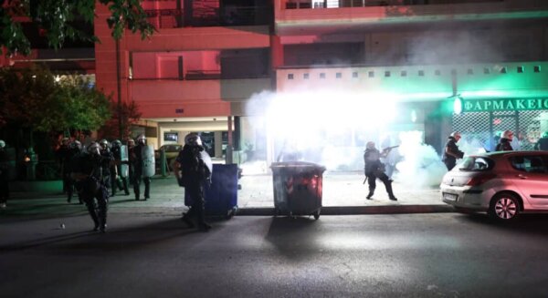 Άγρια επεισόδια μετά το συλλητήριο των οπαδών της ΑΕΛ – Νύχτα τρόμου για την οικογένεια του Αχιλλέα Νταβέλη που καταγγέλει φασιστική επίθεση