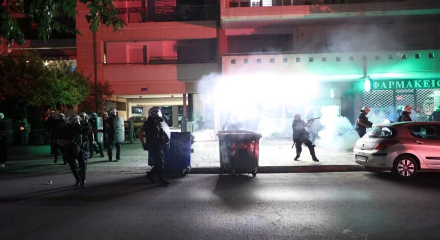 Άγρια επεισόδια μετά το συλλητήριο των οπαδών της ΑΕΛ – Νύχτα τρόμου για την οικογένεια του Αχιλλέα Νταβέλη που καταγγέλει φασιστική επίθεση