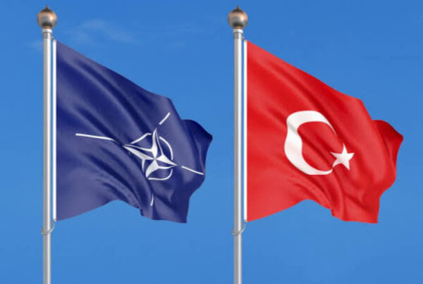 Σύνοδος ΝΑΤΟ: Η Άγκυρα βάζει τα καλά της με λουλούδια και γιγαντοαφίσες που κρύβουν φτωχές γειτονιές