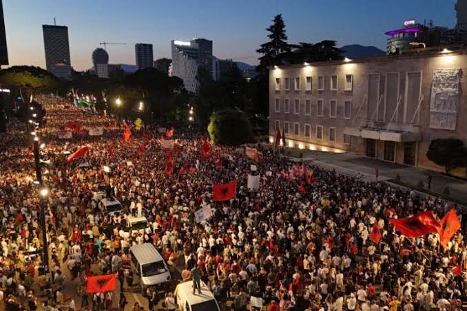 Αλβανία: Δεκάδες χιλιάδες διαδηλωτές στα Τίρανα κατά του τουριστικού έργου που συνδέεται με την οικογένεια Τραμπ