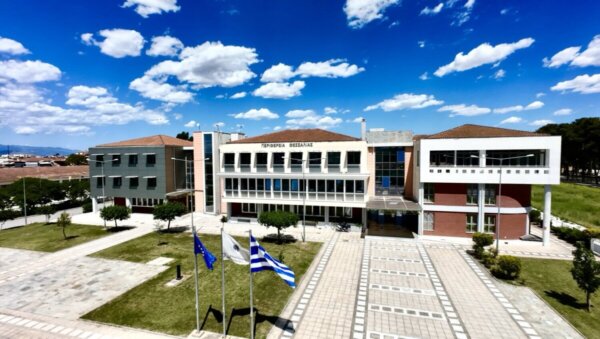 Περιφέρεια Θεσσαλίας: Σε φυσιολογικά επίπεδα η ποιότητα του αέρα – Συνεχής παρακολούθηση μετά την πυρκαγιά στο Ωραιόκαστρο