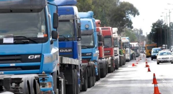 Στο πόδι οι φορτηγατζήδες με σειρά αιτημάτων – πέρασαν κορνάροντας απο δρόμους της Λάρισας