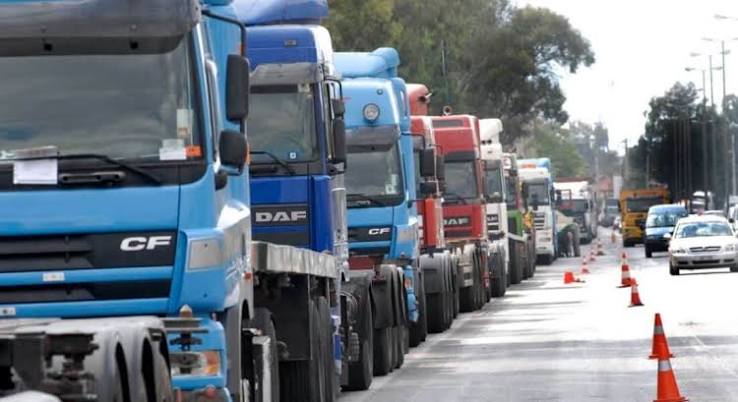 Στο πόδι οι φορτηγατζήδες με σειρά αιτημάτων – πέρασαν κορνάροντας απο δρόμους της Λάρισας