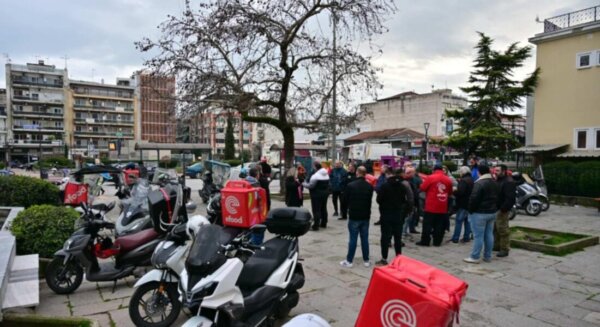 “Οι διανομείς φαγητού χρειάζονται εκπαίδευση” – Η πίεση του χρόνου τους αναγκάζει να παραβιάζουν το κόκκινο ή να κινούνται ανάποδα
