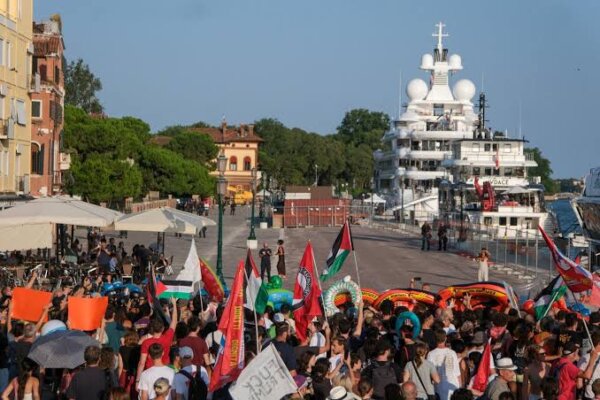 Βενετία: Διαδηλώσεις και αυξημένα μέτρα ασφαλείας για την άφιξη του Αμερικανού πρέσβη Τίλμαν Φερτίτα με υπερπολυτελές γιοτ