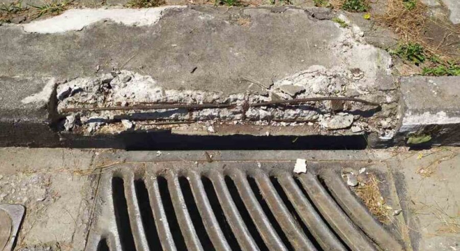 Η κακή βαθμολογία των πολιτών στους δήμους για πεζοδρόμια, στάθμευση, και υποδομές ΑμΕΑ – Τι απαντούν οι δήμαρχοι