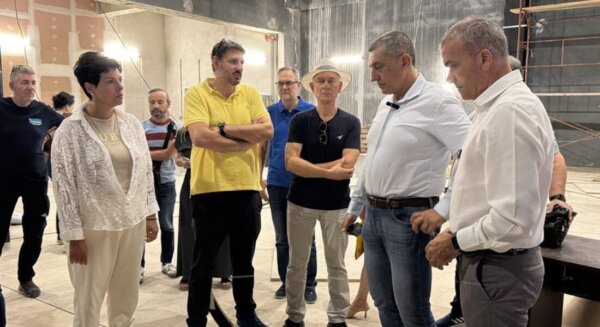 Κουρέτας και Μαμάκος επιθεώρησαν τις εργασίες στο νέο Θέατρο ΟΥΗΛ – Εγκαταλειμμένο για χρόνια, αναμένεται να ολοκληρωθεί το 2027