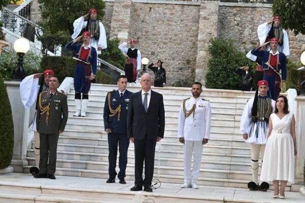 Αποκατάσταση της Δημοκρατίας: Οι ηχηρές απουσίες και τα τιμώμενα πρόσωπα