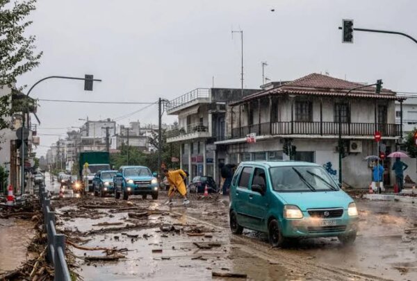 Χτύπησε τη Μαγνησία η κακοκαιρία: Φωτιά από κεραυνό στην Κερασιά, έντονη βροχόπτωση και πτώσεις δέντρων λόγω αέρα