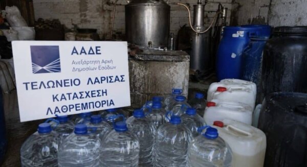 Λαθρεμπορία μεγάλης ποσότητας τσίπουρου στον Τύρναβο – Οι τελωνειακές αρχές Λάρισας σφράγισαν επιχείρηση ύστερα από έλεγχο
