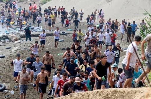 Στην ισπανική κυβέρνηση ρίχνει την ευθύνη το Μαρόκο για τη μαζική εισβολή στη Θέουτα