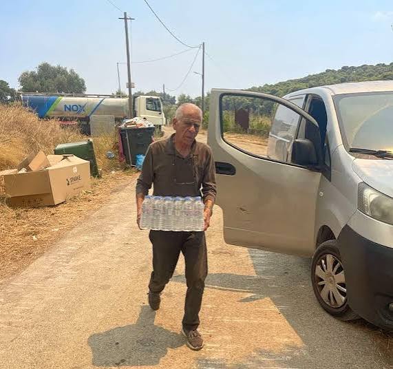 Κλιμάκιο του ΣΥΡΙΖΑ μοίρασε 1.500 μπουκάλια νερό στους πυροσβέστες