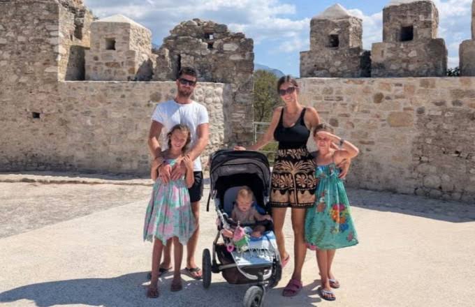 Απαρηγόρητη οικογένεια Βρετανών: Κάηκε το σπίτι που αγόρασαν στην Ελλάδα, μέρες πριν μετακομίσουν