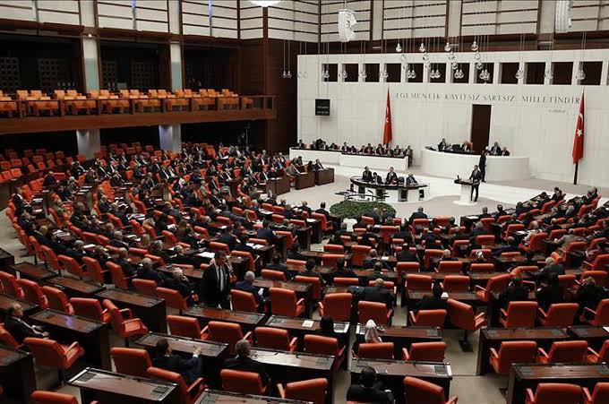 Τουρκία: Το Κοινοβούλιο ενέκρινε το νομοσχέδιο για αμνηστία υπό όρους σε μαχητές του PKK