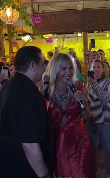 Λευτέρης Πανταζής και Άννα Βίσση ξεσήκωσαν τον κόσμο σε μαγαζί στους Αρκιούς: «Φωτιά στα κόκκινα και εγώ ο πυροσβέστης»