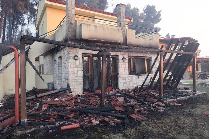 Αυτοψίες στη Σίβηρη Χαλκιδικής: Άρχισε η καταγραφή των ζημιών στα κτήρια προκειμένου να κριθεί αν είναι κατοικήσιμα
