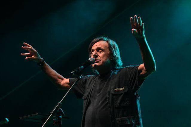 Ο Βασίλης Παπακωνσταντίνου ακυρώνει την περιοδεία του – «Υπόσχομαι ότι θα τα πούμε σύντομα»