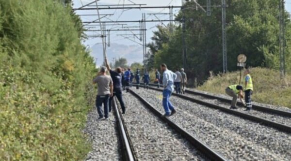 Καθισμένος σε καρέκλα πάνω στις γραμμές περίμενε το τρένο – Η σοκαριστική αυτοκτονία του 52χρονου έξω από τη Λάρισα