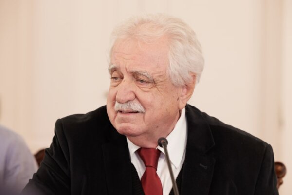 To παρασκήνιο πίσω από την παραίτηση Μπένου με αιχμές κατά Μητσοτάκη: «Στην αρχή μου τα έδωσε όλα, μετά τα πήρε όλα πίσω»