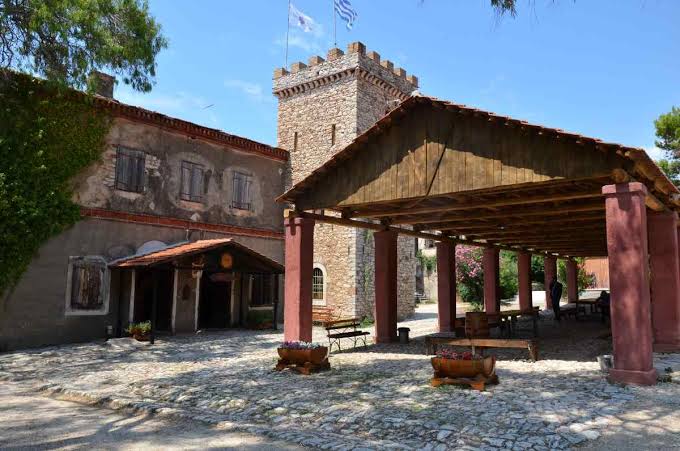 Κάηκε ολοσχερώς η ιστορική οινοποιία «Achaia Clauss» – Σε εξέλιξη οι έρευνες για τα αίτια της πυρκαγιάς