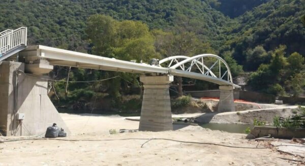 H γοητεία της παλιάς κρεμαστής πεζογέφυρας των Τεμπών χάθηκε για πάντα – Η καινούργια είναι μια συνηθισμένη γέφυρα