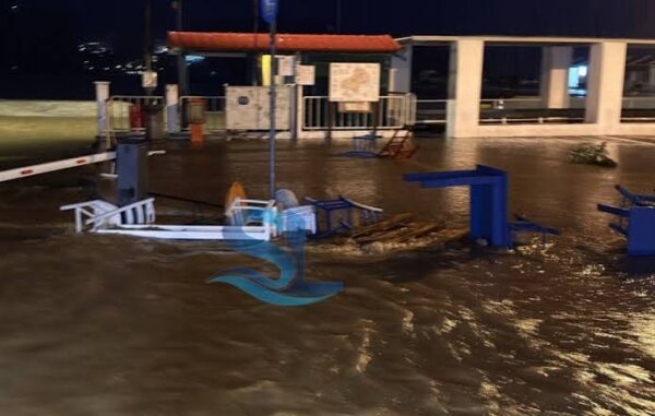 Μπουρίνι χτύπησε τη Σκιάθο-Πλημμύρισαν κεντρικοί δρόμοι