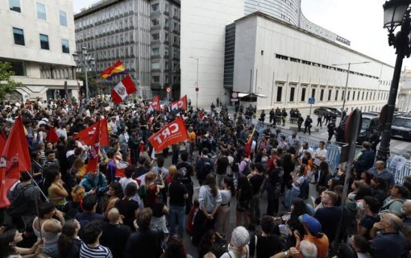 Ισπανία: Καταψηφίστηκαν τα δύο διατάγματα για τη στεγαστική κρίση – Οργή στους δρόμους