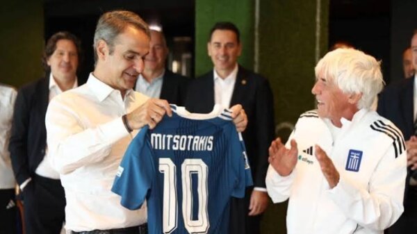Μητσοτάκης: Η επίσκεψη στο ξενοδοχείο της Εθνικής Ελλάδας και η φανέλα με το «10»