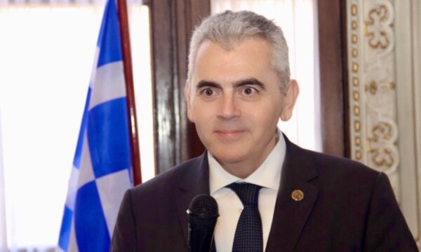 Εκπρόσωπος της κυβέρνησης ο Μάξιμος Χαρακόπουλος στα “Ελευθέρια” της Ελασσόνας