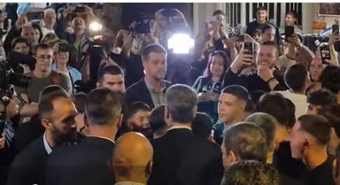 Κυριάκος Μητσοτάκης: Selfie με μικρούς Χανιώτες που περίμεναν για να τον συναντήσουν